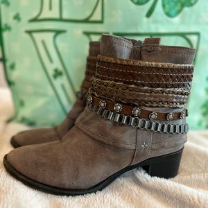 CUTE brown grey Boot !!size 8